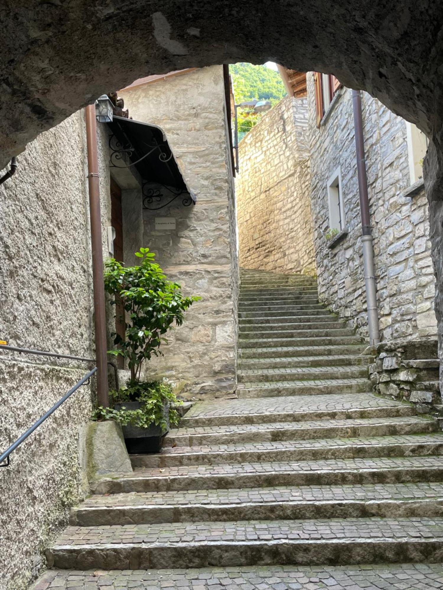 Апартаменты Il Borghetto Di Торно Экстерьер фото